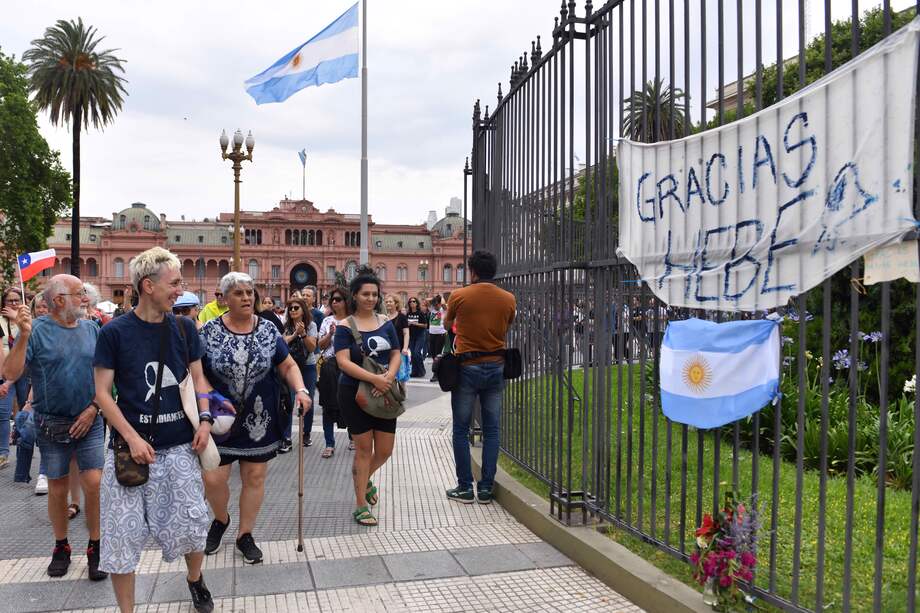 Imagen de homenajes a Hebe de Bonafini, símbolo de Madres de Plaza de Mayo, que murió hace pocas semanas también.