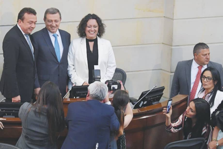 Eduardo Pulgar (izq.), Ernesto Macías (centro) y Angélica Lozano (der.) componen la Mesa Directiva del Senado. / Gustavo Torrijos - El Espectado