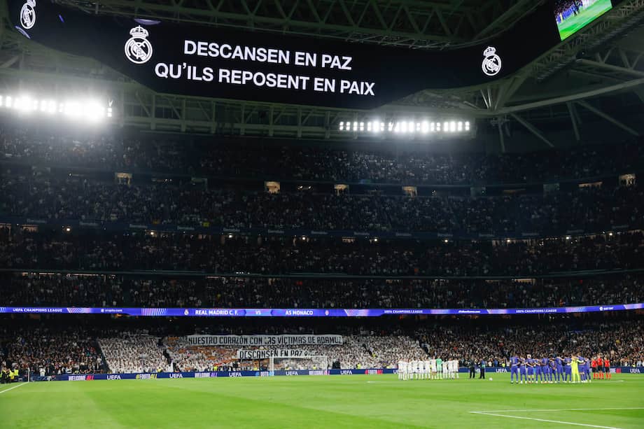 Minuto de silencio con motivo de las víctimas del accidente de trenes en Adamuz el martes 20 de enero de 2026, durante el partido correspondiente a la Copa de Europa de la UEFA, entre el Real Madrid y el AS Mónaco, en el estadio Santiago Bernabéu de Madrid, España.
