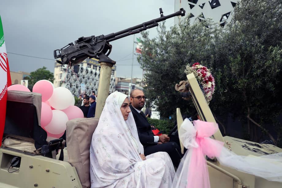 Una pareja iraní llega en un vehículo militar a una ceremonia nupcial colectiva organizada en el marco de la campaña "Sacrificio de la Vida".