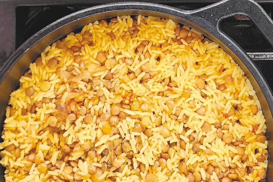 Receta para preparar arroz de lentejas, cúrcuma y cebolla frita
