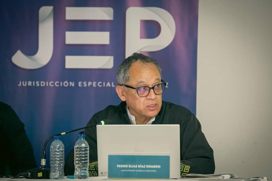 Pedro Díaz Romero, magistrado de la JEP, explicó que la “actitud negacionista y exculpatoria” del general (r) Mauricio Santoyo frente a los hechos criminales que se le han imputado desde cuando fue investigado por la justicia ordinaria fue determinante para decidir su expulsión de la JEP.
