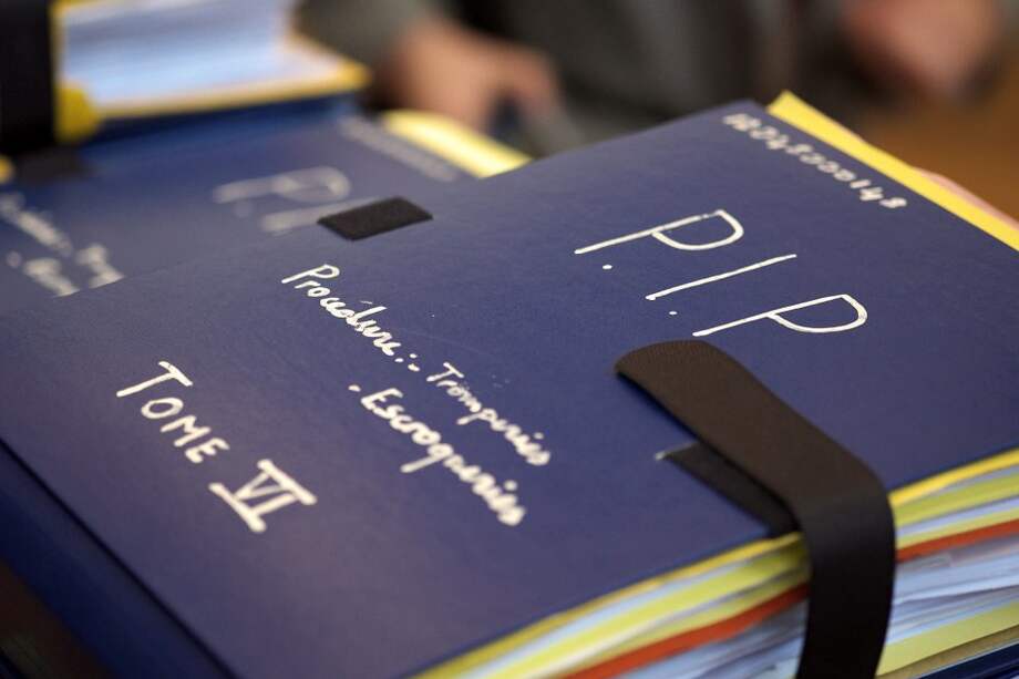 La imagen, tomada en diciembre de 2013, muestra los expedientes que sirvieron de prueba para adelantar la demanda de las víctimas de las prótesis ante los tribunales franceses. / AFP