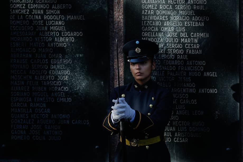 Una integrante de las Fuerzas Armadas de Argentina participa en un homenaje a los caídos por la guerra de las Malvinas en Buenos Aires (Argentina).