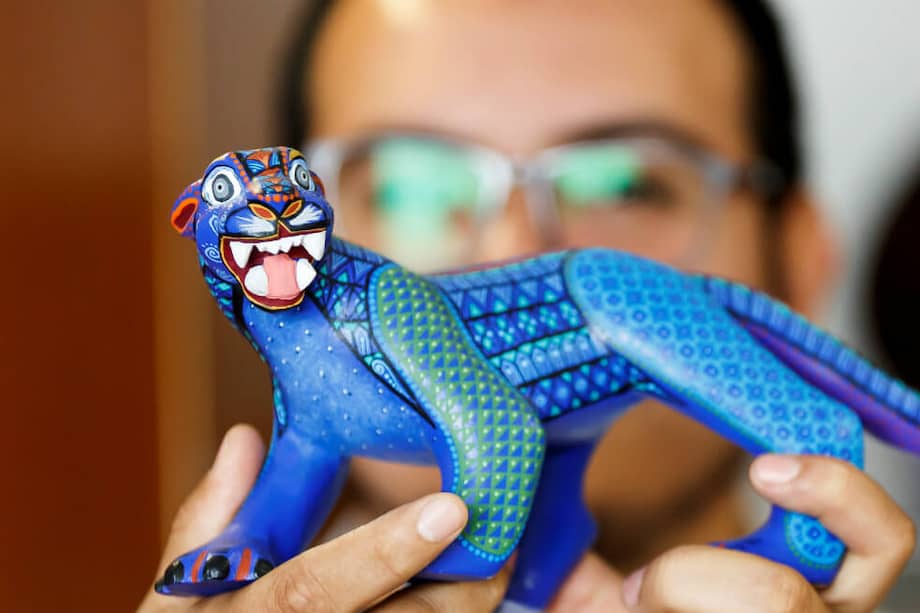 Alfredo Fonseca, fundador de La Cosita Chula, muestra una artesanía. / EFE