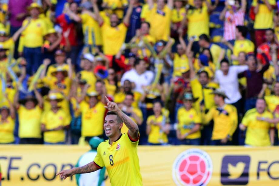 Edwin Cardona celebra el segundo gol del partido entre Colombia y Perú. / AFP