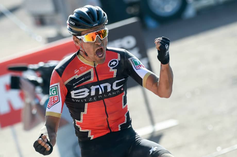 El belga Greg Van Avermaet celebra tras llegar primero a la meta en la París-Roubaix. / AFP