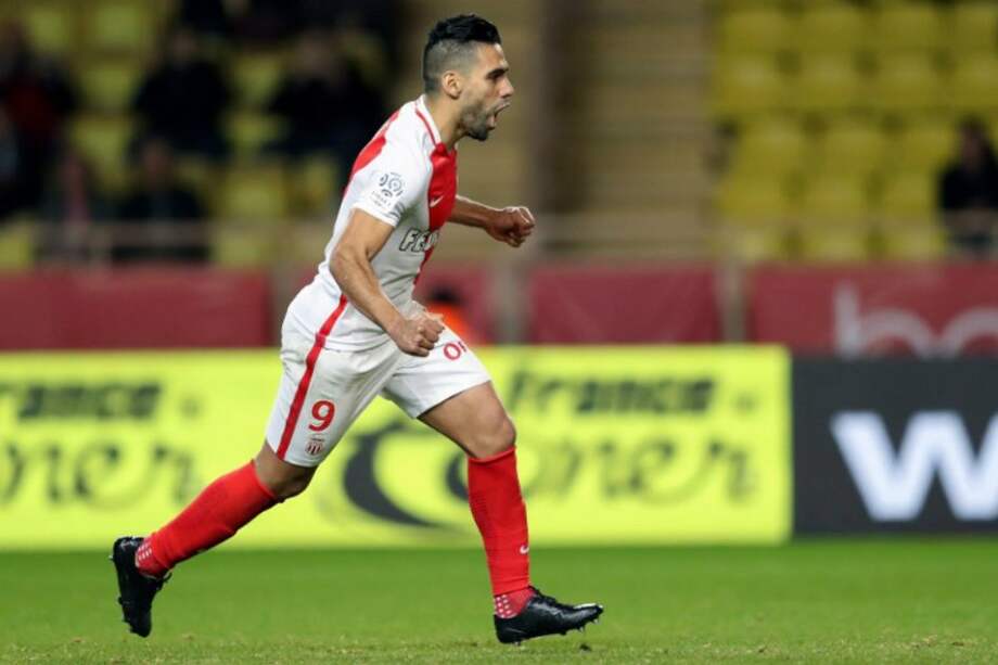 El colombiano Radamel Falcao García celebra tras anotar de penal con el Mónaco, este miércoles, en la Liga de Francia. / AFP