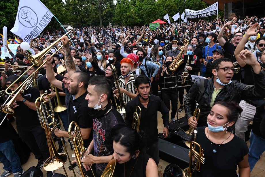 Músicos protestan en contra del presidente Iván Duque en el Parque de los Deseos de Medellín.