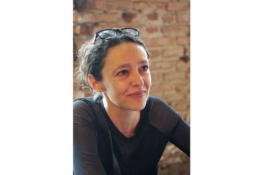 Lina Meruane es la autora de "Volverse Palestina". Se trata de una edición dividida en dos partes. Primero está la crónica del viaje que hace la autora a Palestina y que fue publicada por partes en distintos medios. Luego, un ensayo con el que vuelve a viajar a Palestina, ahora de forma intelectual, pensando con algunos de los que han escrito en torno a la ocupación Israelí de Palestina o del conflicto entre Israel y Palestina.