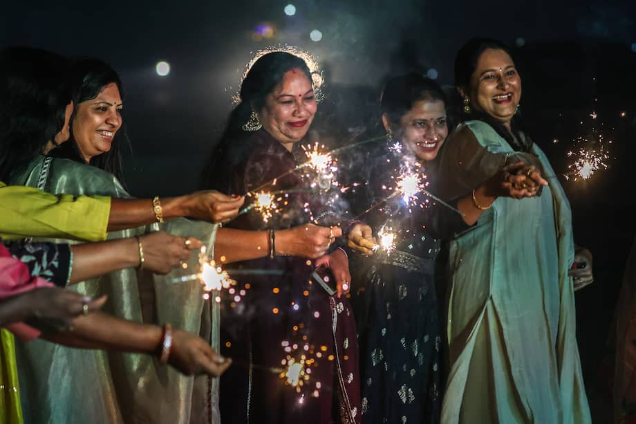 La gente enciende luces para celebrar el festival de Diwali en Ahmedabad, India.