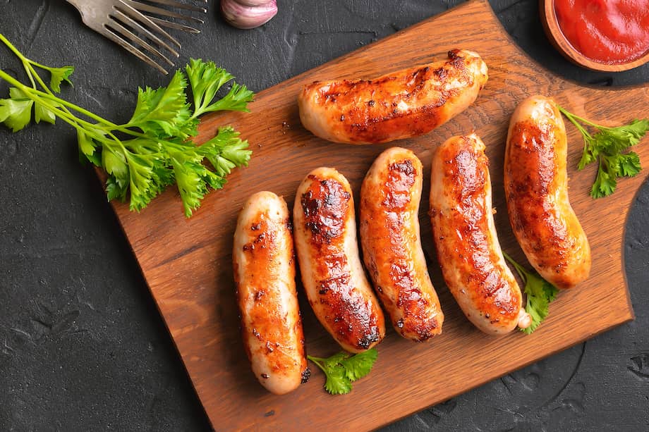 Sirve estas salchichas de pollo caseras con mucho limón.