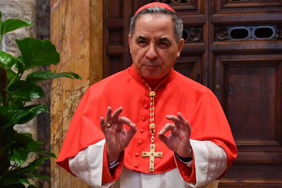 Becciu, de 72 años, no perderá el título, pero no participará en un futuro cónclave.