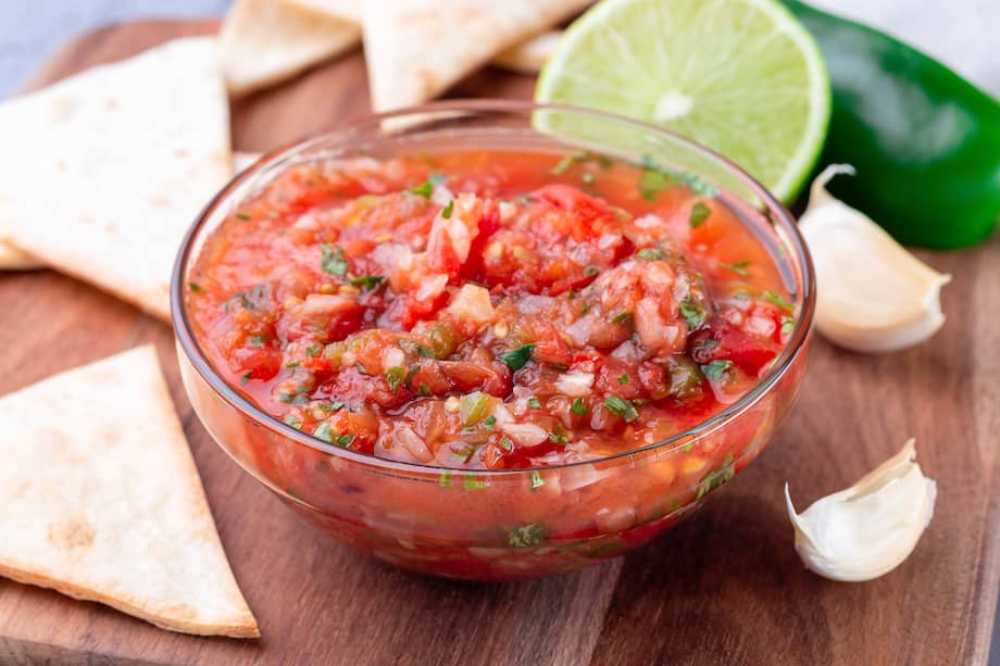 Este pico de gallo es una versión casera y sencilla para llevar a la mesa.