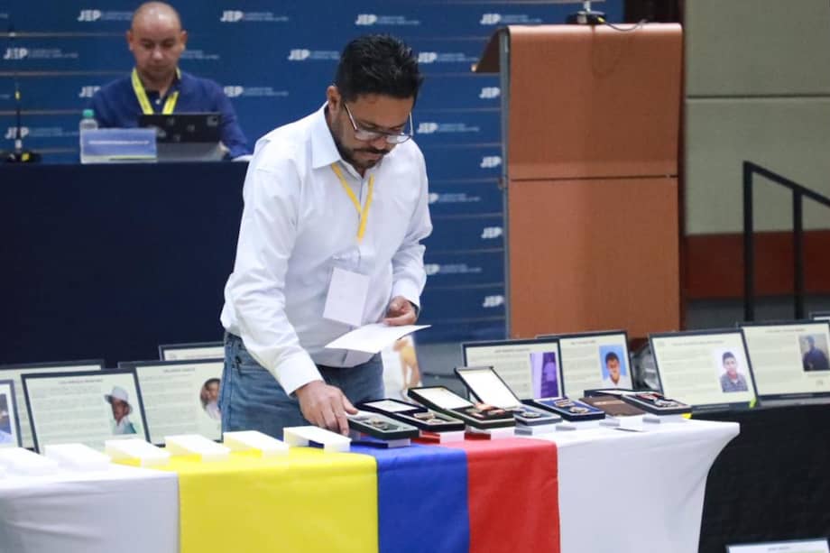 Fueron en total 13 las medallas que los exmilitares devolvieron durante la audiencia que se adelantó en Villavicencio.