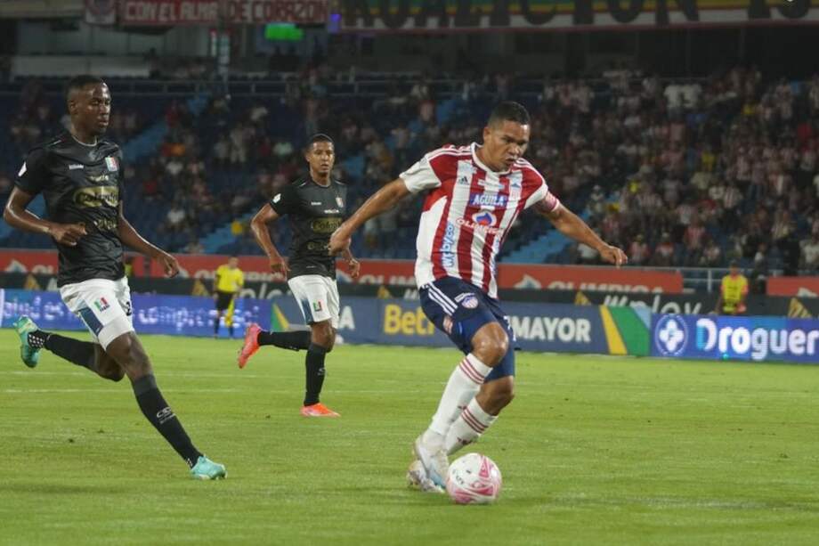 Carlos Bacca, delantero de Junior, uno de los más insistentes en el ataque del cuadro tiburón.