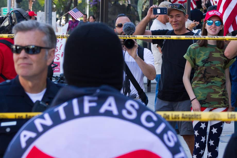 Fotografía de archivo de 2017 que muestra enfrentamientos entre miembros del colectivo Antifa y simpatizantes de Donald Trump en Los Ángeles.