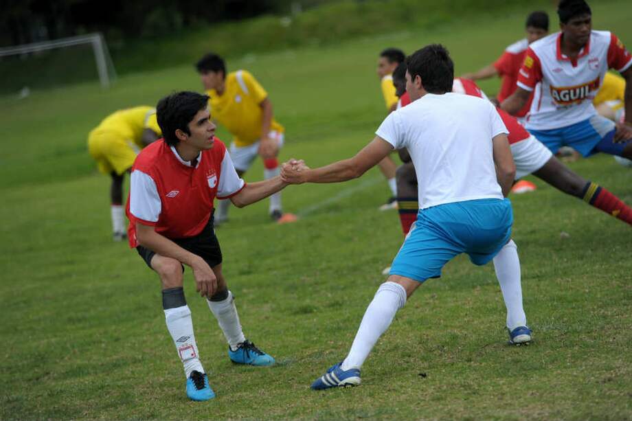 Juan D. Ramírez (izq.) entrenó una semana con las inferiores del Santa Fe.