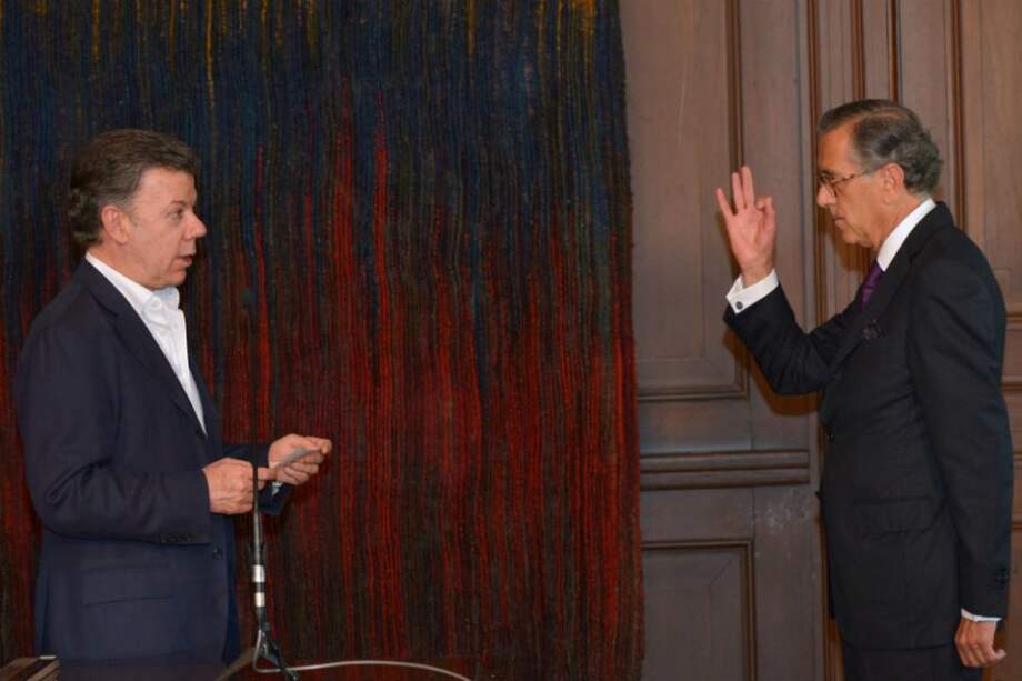 El presidente Juan Manuel Santos posesionó a Néstor Osorio como Embajador de Colombia ante el Reino Unido, este miércoles en la Casa de Nariño.