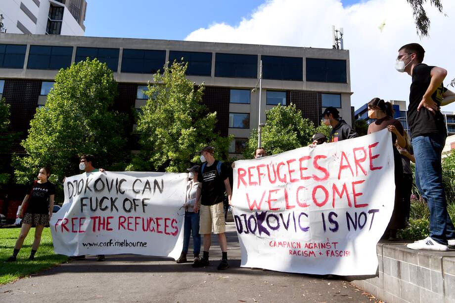 De acuerdo con el Consejo de Refugiados de Australia, hasta septiembre del 2021, en este país se encontraban un total de 1.459 personas en detención cerrada, 278 personas porque llegaron al país en botes, y 562 están en detención comunitaria.