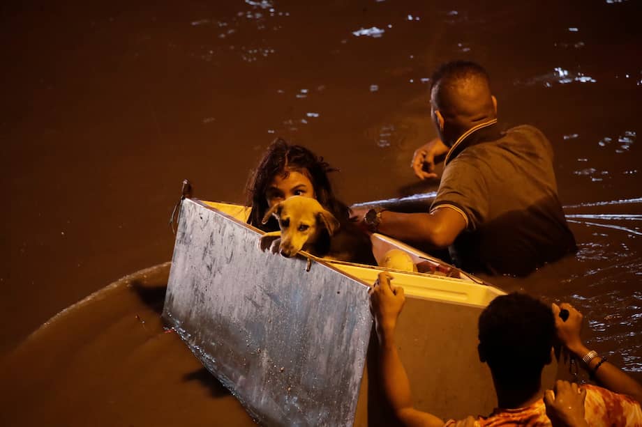 Las fuertes lluvias en Filipinas provocaron deslizamientos y el flujo de aguas cargadas de escombros que arrastraron a familias enteras en algunas zonas del país.