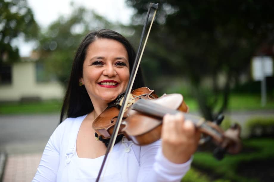 Lida Esperanza Cuta Ortiz tiene muy desarrollado el sentido del oído. Lo utiliza muy bien para escuchar las dolencias, las historias y las anécdotas de sus pacientes cuando desempeña su rol como jefa del Servicio de Hospitalización de Pediatría del Hospital Infantil Universitario de San José, en Bogotá, pero también emplea la audición para aprenderse las melodías que les interpreta en su violín.