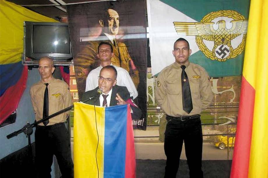 Imagen de una cumbre Nazi en Bogotá. En el centro, el fallecido Armando Valenzuela.