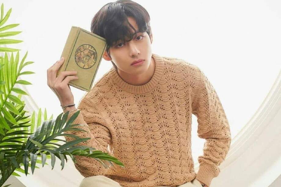 El cantante, de 26 años y cuyo nombre real es Kim Tae-hyung, visitó un hospital el martes para someterse a una prueba PCR tras experimentar un dolor de garganta leve y el test arrojó un resultado positivo en covid.