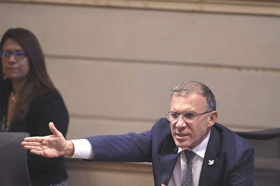 Roy Barreras era senador por el partido de la U, del cual fue expulsado. Sin renunciar a su curul, hizo campaña por otro partido y logró la reelección en el cargo, del cual acaba de ser despojado por doble militancia.