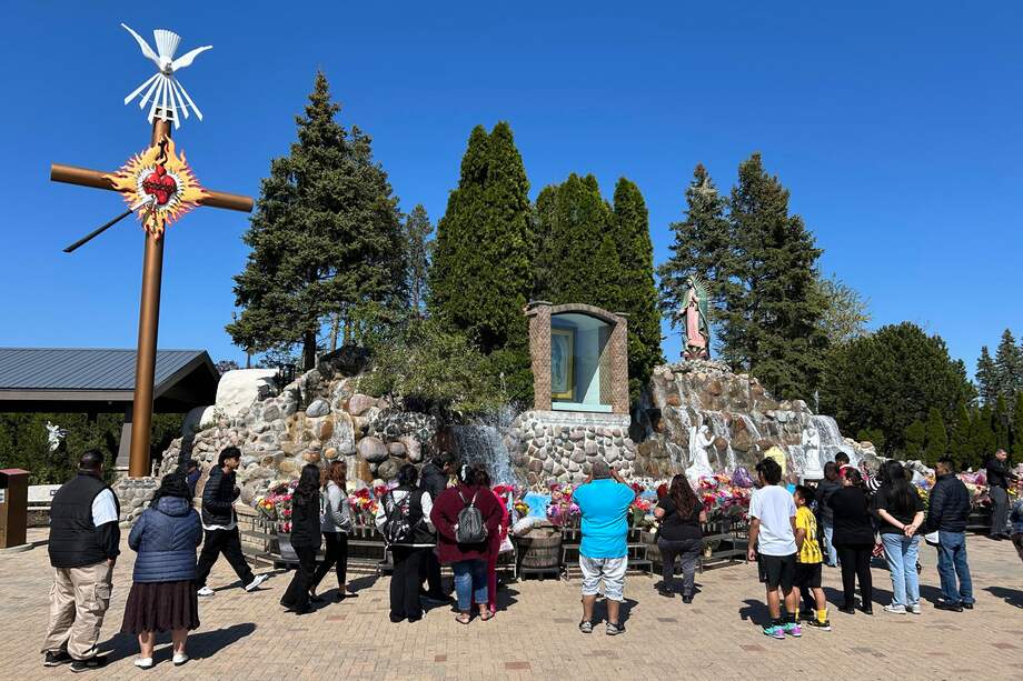Los católicos latinos de Chicago esperan de León XIV que ablande el corazón de Trump.