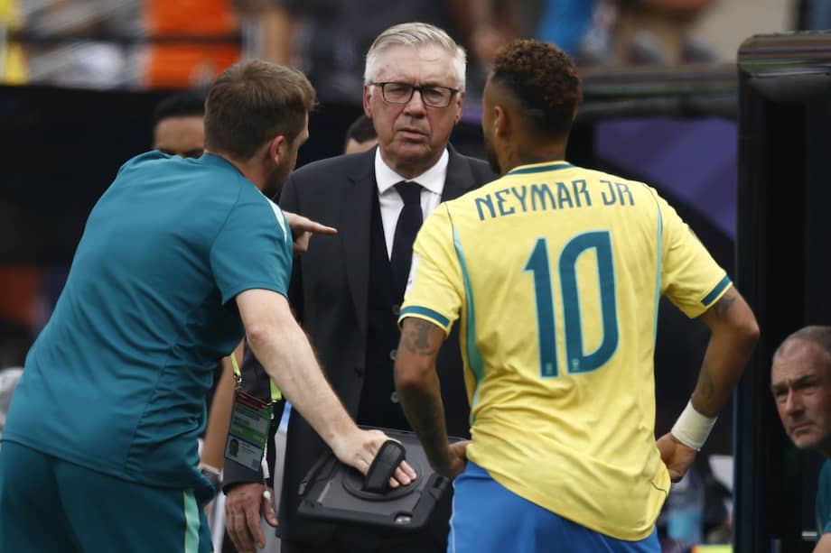 Carlo Ancelotti, en la eliminación de Brasil, mira a Neymar.