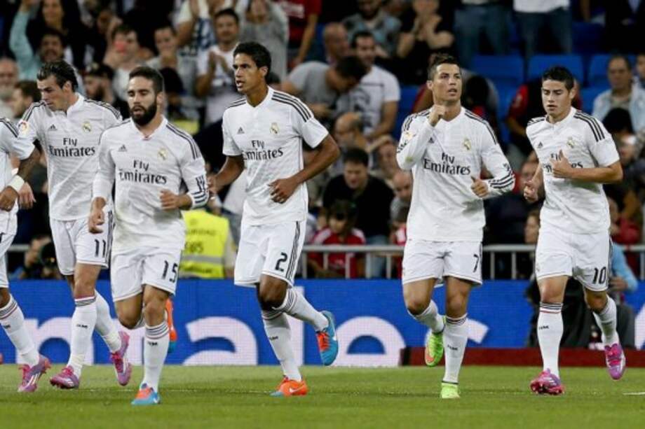 James Rodríguez y Cristiano Ronaldo, celebran en el debut del cuadro merengue en la Liga de Campeones.//AFP