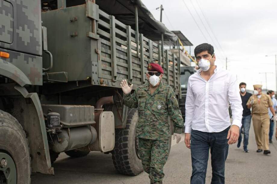 Ante la tragedia en Guayaquil, el vicepresidente, Otto Sonnenholzner, (derecha) tuvo que militarizar la región. Aquí con el jefe del Ejército. / AFP