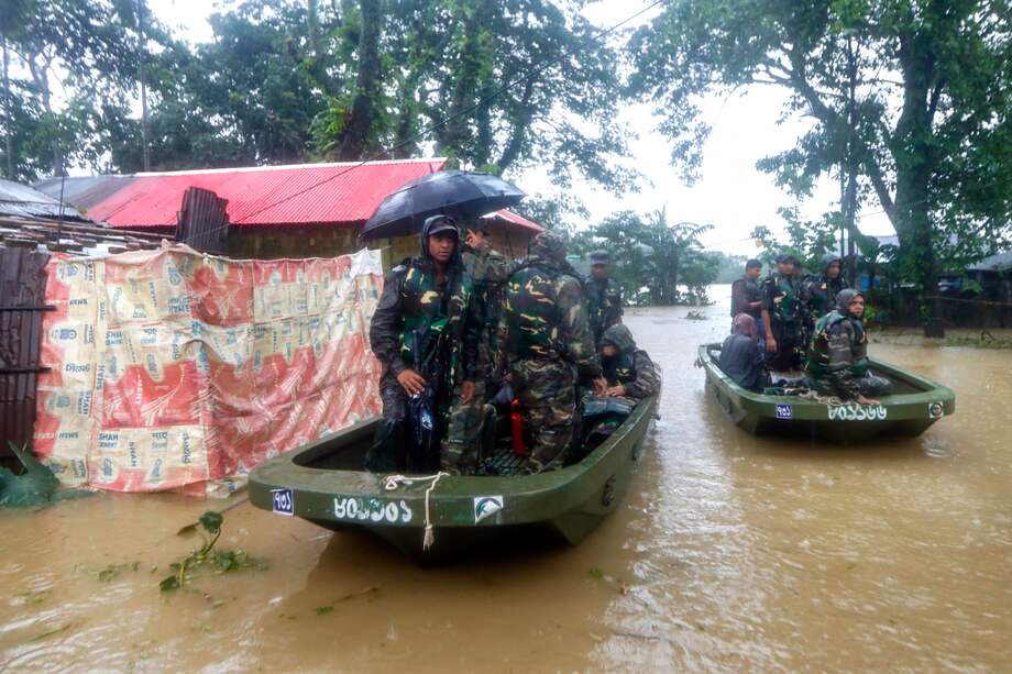 El personal del ejército de Bangladés evacua a las personas afectadas de un área inundada luego de las fuertes lluvias monzónicas en Sylhet el 18 de junio de 2022.