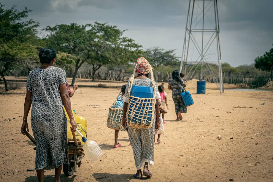 En Tomarrazón, La Guajira, son las mujeres quienes, en época de sequía, deben ir hasta el río más cercano para recoger agua y así suplir las necesidades de su comunidad.