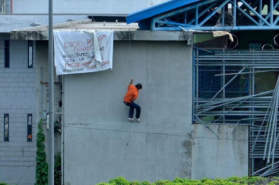 Un recluso escapa de un pabellón de la prisión de Guayaquil, Ecuador, el 25 de febrero de 2021, durante un motín.