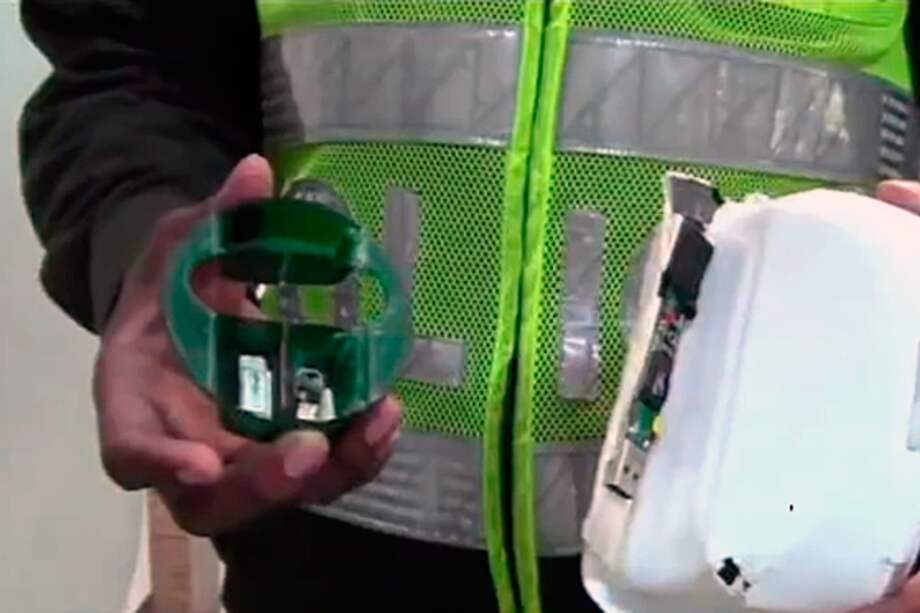 Ladrones instalaban cámaras del tamaño de un alfiler en cajeros automáticos