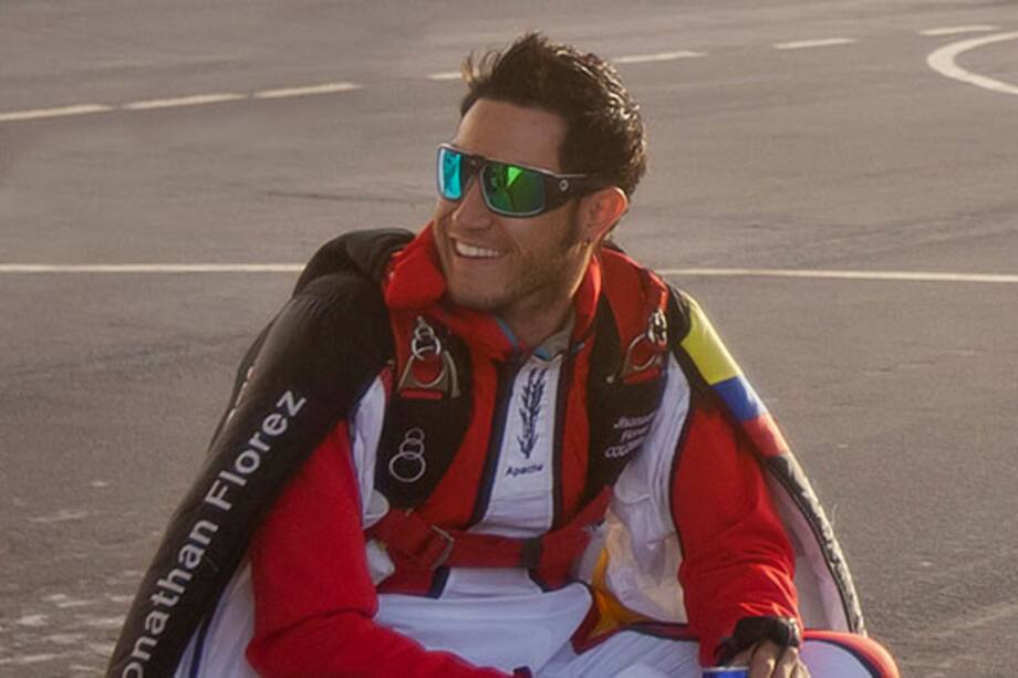 Colombiano realiza el primer vuelo en traje de alas sobre las Líneas de Nazca