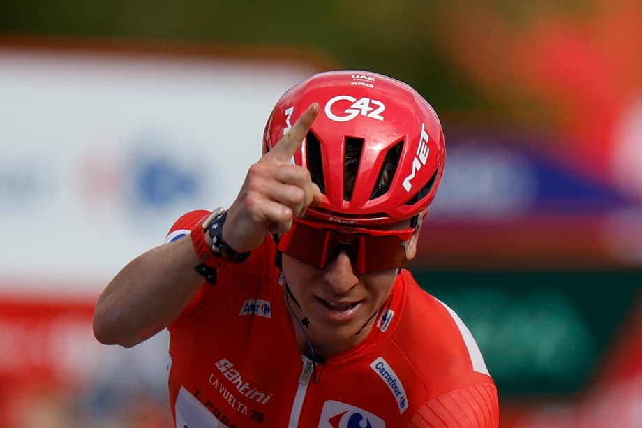 Tadej Pogacar celebra una nueva victoria en la Vuelta a España 2026.