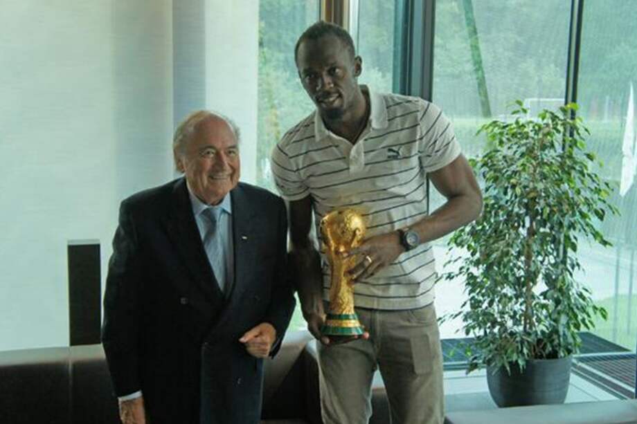 Usain Bolt visitó la sede de la Fifa y posó con la Copa del Mundo