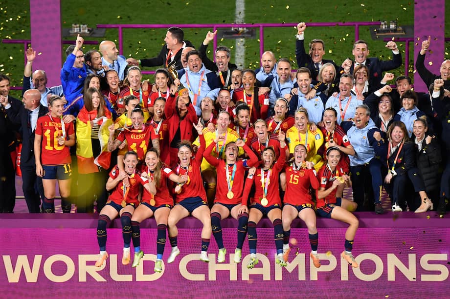 Las jugadoras de España celebran tras ganar la final de la Copa Mundial Femenina 2023 de fútbol entre España e Inglaterra.