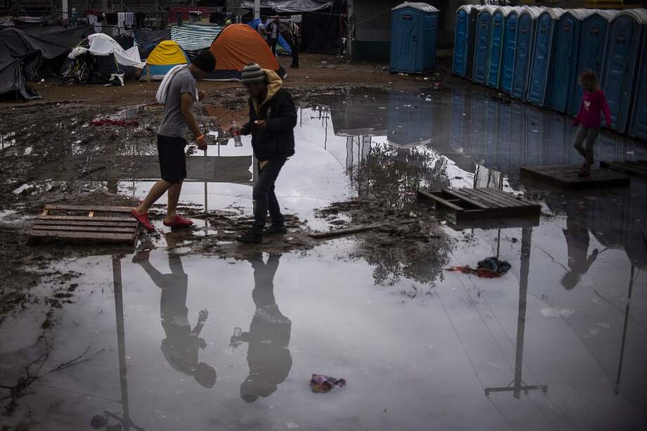 Migrantes centroamericanos en el albergue temporal en Tijuana, México. / AFP