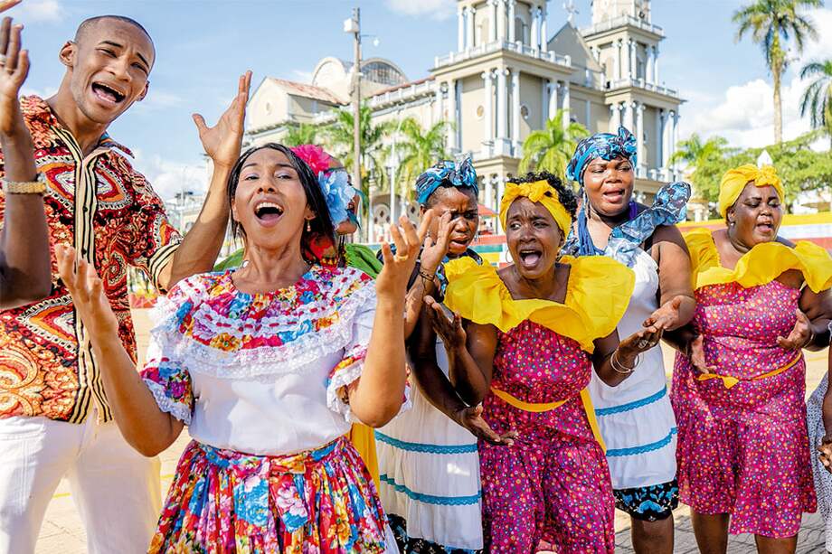 Cantadoras y cantadores de Bojayá frente a la catedral de Quibdó. El espíritu y la tradición cultural de estas comunidades fueron incorporadas a la obra "Lamentaciones. ¡Ay padre!".