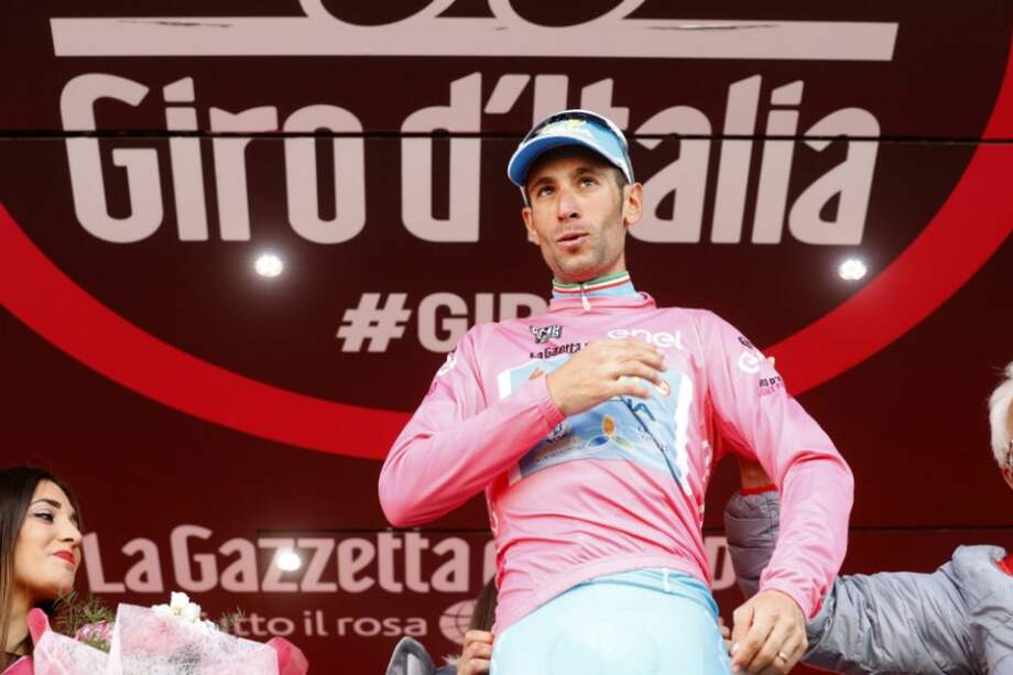 El ciclista italiano Vincenzo Nibali con la maglia rosa que lo acredita como líder del Giro de Italia, a falta de una etapa. / AFP