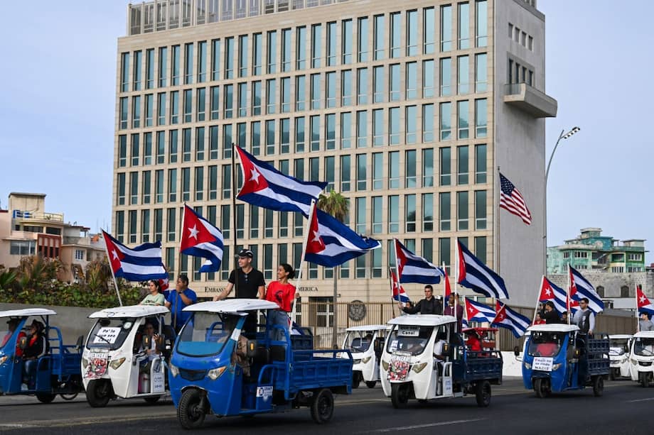 Cubanos piden frente a embajada de EE. UU. en La Habana el fin del bloqueo.