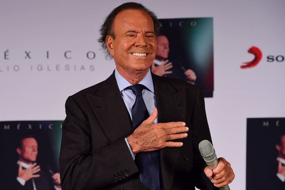 Julio Iglesias publica chats con extrabajadoras que lo acusan: “todo tiene un límite”