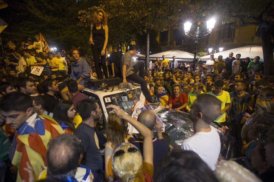 Unas 40.000 personas protestan por el registro que llevó a cabo la Guardia Civil por orden judicial en la consellería de Economía y Hacienda de la Generalitat en Barcelona. / EFE, Quique García