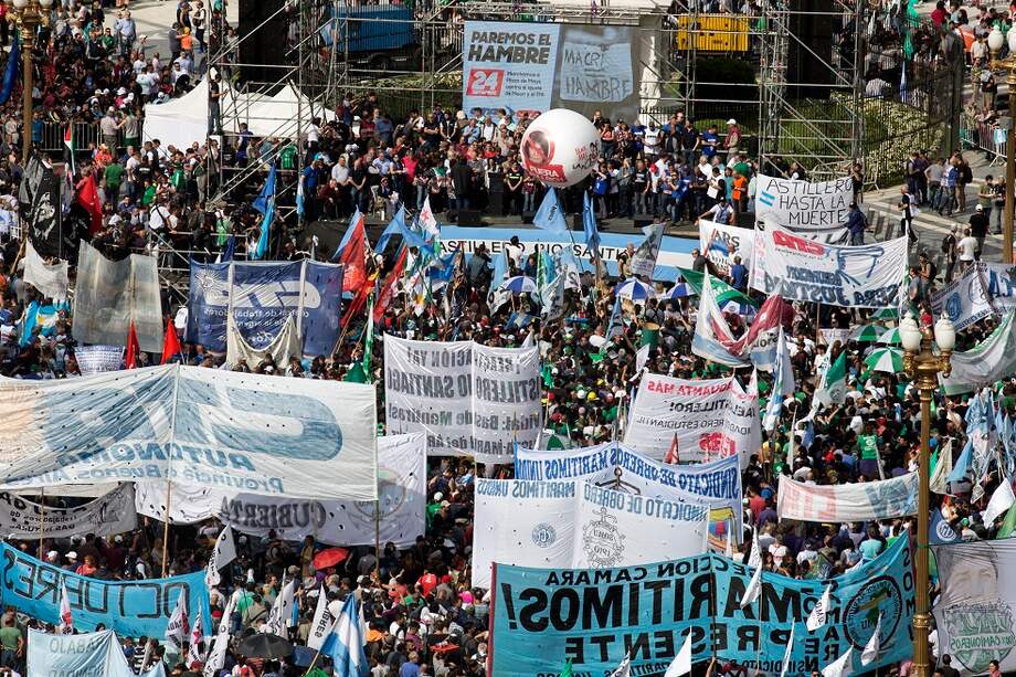 Miles de personas se reunieron ayer en la Plaza de Mayo protestando en contra de las políticas económicas de Mauricio Macri. / AFP