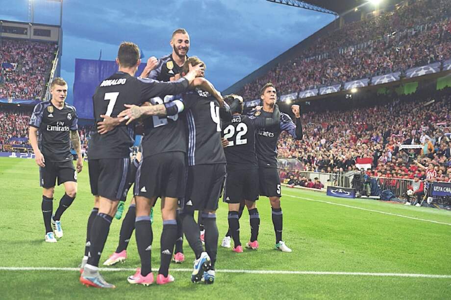 Los jugadores del Real Madrid celebran su clasificación en la Liga de Campeones. / AFP