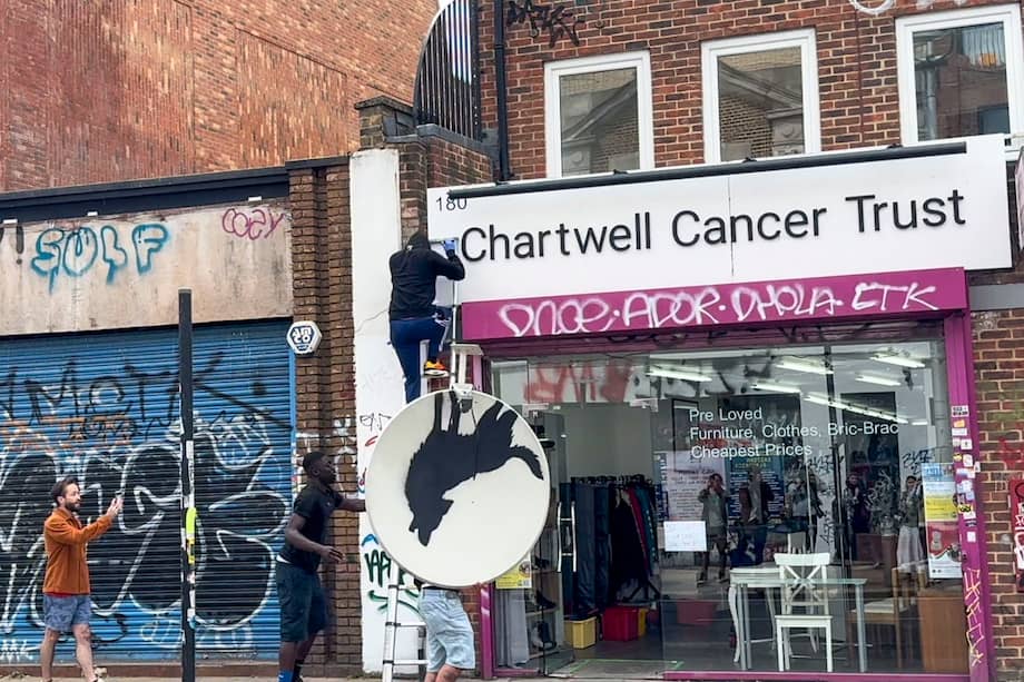 Un grupo de encapuchados sube al tejado con una escalera y se lleva la creación del célebre artista urbano británico conocido como Banksy ante la mirada atónita de los viandantes en un barrio del sureste de Londres, la cuarta creación que desvela en lo que llevamos de semana.